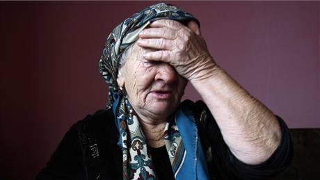 Bosenská muslimka Demila Mustajbaiová (76) ze Srebrenicy poslouchá v rádiu zprávy z haagského soudu s Radovanem Karadiem. (27. íjna 2009) 