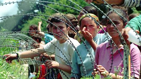 Uprchlíci ze Srebrenicy na archivním snímku z roku 1995.