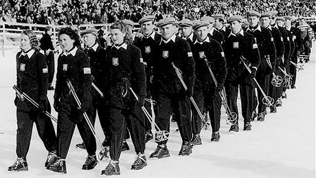 SVATÝ MOIC 1948. eskosloventí sportovci pi slavnostním zahájení u ve sportovním. Pi nástupu nejprve kráeli lyai, za nimi hokejisté v dresech.