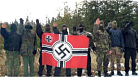 Bílá spravedlnost. Úvodní zábr z videa, které zachycuje výcvik na jednom z extremistických "kemp".