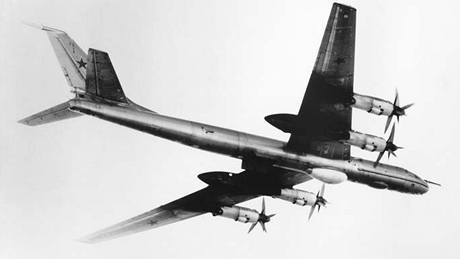 Letoun Tu-142 byl primární sovtskou vzdunou protiponorkovou zbraní.
