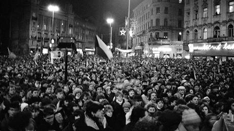 Zábry z demonstrací na brnnském námstí Svobody v listopadu roku 1989....