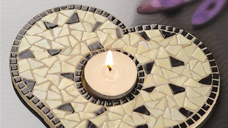 Mozaikou lze vyskládat plochý svícen. Podloku poadovaného tvaru pitom mete vyíznout teba z pekliky.
