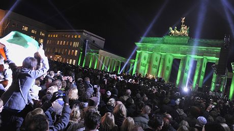 Kapela U2 u Braniborské brány pipomnla 20. výroí pádu Berlínské zdi.