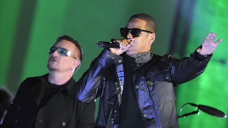 V jedné z písní se k fronovi U2 pidal i rapper Jay-Z.