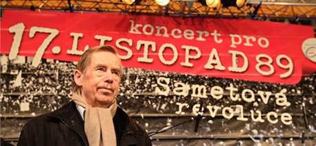 Václav Havel na brnnském námstí Svobody pi výroí sametové revoluce.