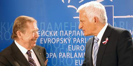 éf Evropského parlamentu vítá v Bruselu nkdejího prezidenta Václava Havla (11. 11. 2009)