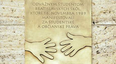 Na Univerzit Komenského v Bratislav si pipomnli 20. výroí pádu komunismu odhalením pamtní desky (16. 11. 2009)