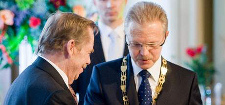 Nkdejí prezident Václav Havel pebírá v Bratislav estné obanství (18. 11. 2009)  
