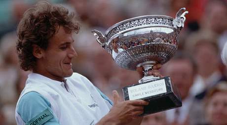 Mats Wilander s trofej za triumf na Roland Garros 1988