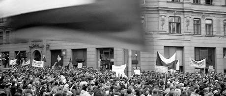 Fotograf Vít Mádr zachytil atmosféru v centru Brna a generální stávku 27. listopadu 1989. "Byl to první mítink, který se konal za svtla. Na kadého tedy bylo vidt. Lidé pili a to potvrdilo, e chtjí zmnu," vzpomíná Mádr.