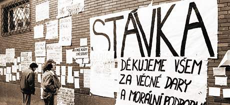 Listopad 1989 - vstupn hala brnnsk filozofick fakulty na ulici Arne Novka