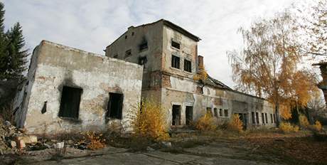 Polorozpadlé domy, které ped 18 lety opustili sovttí vojáci, jsou nejen v lokalit Boí Dar.