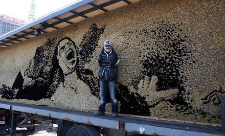 Albánský umlec Saimir Strati s mozaikou Michaela Jacksona vytvoenou ze ttc