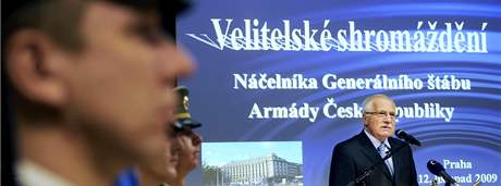 eská armáda by mla primárn slouit k obran vlasti, míní prezident Václav Klaus.