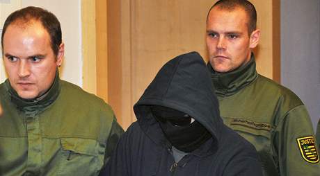 Alex Wiens se celou dobu procesu skrýval za kapucou a brýlemi (11. listopadu 2009)