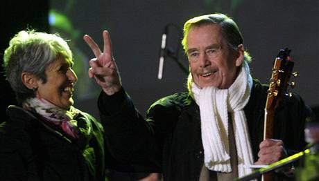 Polistopadový prezident Václav Havel zorganizoval v rámci oslav koncert. Zahrála na nm napíklad Joan Baez.