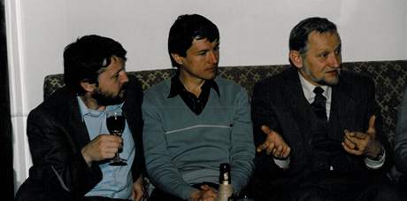 Zleva bratr Milo a Slvek Popelkovi s budoucm poslancem za ODS Mlkem v roce 1989.