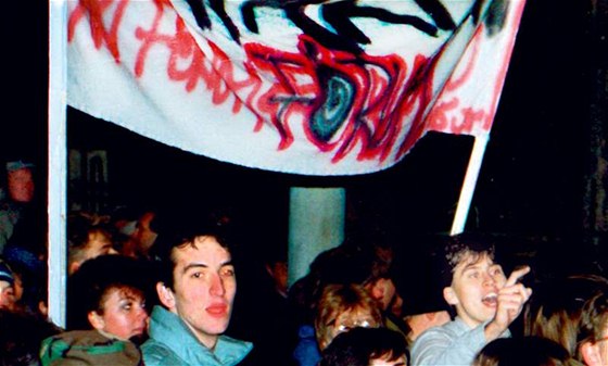 Na unikátním snímku je student Martin míd (vpravo, gestikuluje rukou), který se ml podle falené zprávy stát obtí masakru na praské Národní tíd veer 17. listopadu 1989.