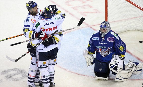 Liberec - Kladno: domácí hokejisté slaví jeden z gól.