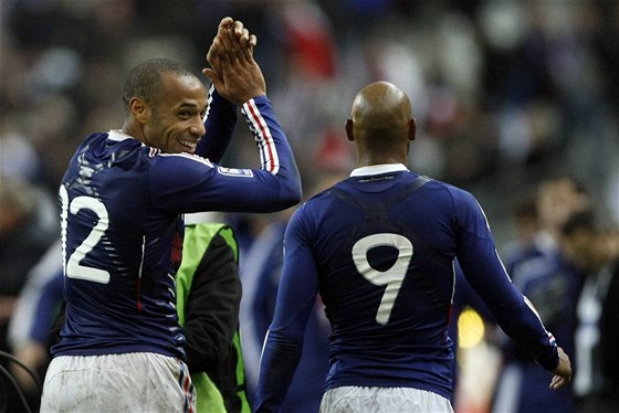 Francouzský reprezentant Henry (vlevo) se raduje po gólu, na který pihrál rukou...