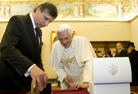 Premir Jan Fischer a pape Benedikt XVI. si ve Vatiknu vymnili dary. (14. listopadu 2009)