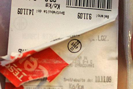 V plzeskm hypermarketu Tesco na Rokycansk td prodvali chlazen kuec zky, kter mly pelepenou etiketu s datem spoteby (10. 11. 2009)