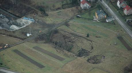 Leteck pohled na propadlou stavbu elezninho tunelu u Jablunkova. (19.11.2009)