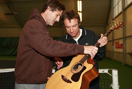 Mats Wilander (vpravo)  pebr od Karla Novka kytaru