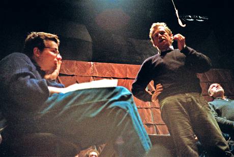 Alexandr Vondra a Vclav Havel v inohernm klubu 19. listopadu 1989, kde bylo zaloeno Obansk Frum (OF)..