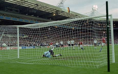 Euro 1996: Patrik Berger promuje penaltu ve finle