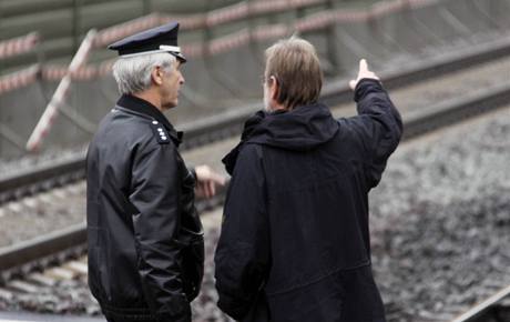 Policist vyetuj na mst, kde zemel Robert Enke
