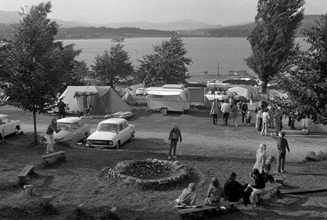 Lipno, 1973. V kempech u eskoslovenskch pehrad se v lt potkvali snad vichni