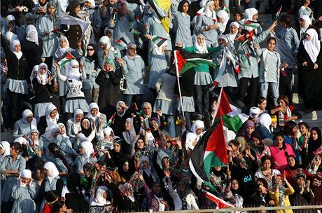 Fanynky podporuj palestinsk ensk fotbalov tm bhem zpasu s Jordnskem. 