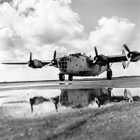 Nejznmj fotografie Ladislava Sitenskho z 2. svtov vlky zobrazuje bombardr Liberator u 311. perut v Beaulieu v roce 1943.