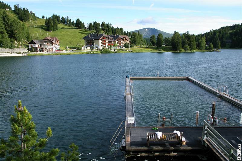 Rakousko, vyhívaná ást jezera u hotelu Hochschober