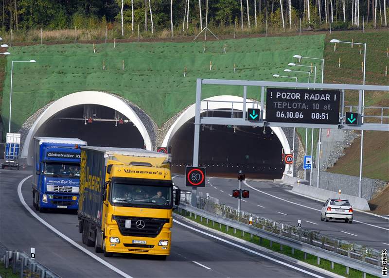 Tunel pod vrchem Valík na dálnici D5