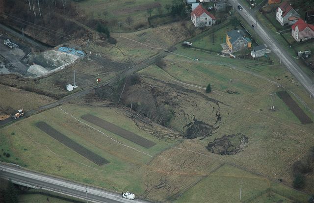 Letecký pohled na propadlou stavbu elezniního tunelu u Jablunkova. (19.11.2009)