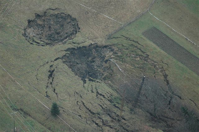 Letecký pohled na propadlou stavbu elezniního tunelu u Jablunkova. (19.11.2009)