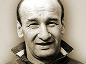 JAROSLAV VEJVODA. Zásadový pedant, který hráče dřel. V době, kdy se říkalo, že má Masopustova Dukla už má to nejlepší za sebou, přišel on a výsledek se dočtete ve slavné knize Dukla mezi mrakodrapy. Později Duklu pozvedl znovu, to už hrála generace Vízka či Nehody. Mezitím zářil v Polsku.