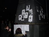 Srp a kladivo na pomnku v Krlov Poli pekryly portrty a seznamy obt komunismu  