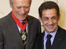 Francouzsk prezident Nicolas Sarkozy a herec Clint Eastwood s dem estn legie