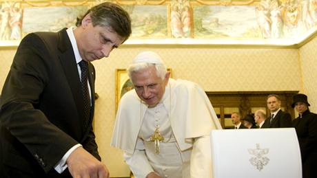 Premiér Jan Fischer a papež Benedikt XVI. si ve Vatikánu vyměnili dary. (14. listopadu 2009) Premiér Jan Fischer a papež Benedikt XVI. si ve Vatikánu vyměnili dary. (14. listopadu 2009)