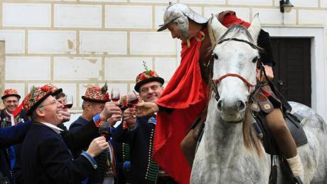 Slavnostní otevení letoního Svatomartinského vína na nádvoí zámku v ejkovicích.