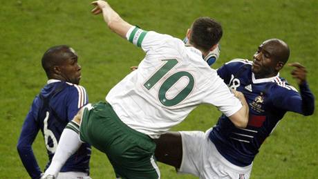 Francie - Irsko, zleva: Lassana Diarra, Robbie Keane, Alou Diarra 