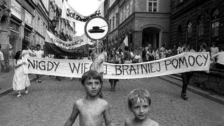 21. srpen 1989 v polském Tín. Poláci se omlouvají za úast na okupaci eskoslovenska v roce 1968. Krystyna Krauze, vlevo v bílých atech, nese transparent.