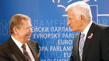 éf Evropského parlamentu vítá v Bruselu nkdejího prezidenta Václava Havla (11. 11. 2009)