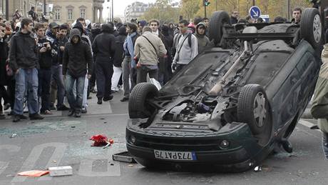 Skupina násilník rozbíjela výlohy a pevrátila i osobní auto (16. 11. 2009)