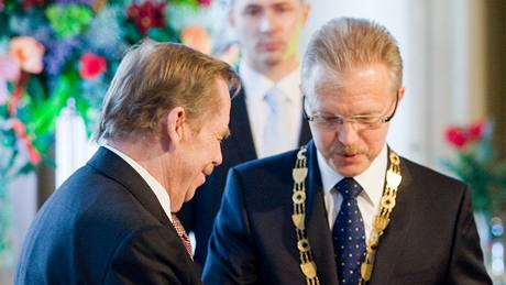 Nkdejí prezident Václav Havel pebírá v Bratislav estné obanství (18. 11. 2009)  