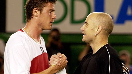 Marat Safin (vlevo) a Andre Agassi po semifinále Australian Open 2004